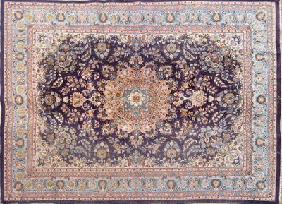 un tapis bleu avec un motif en médaillon
