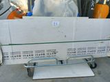un chariot rempli de cartons posé par terre