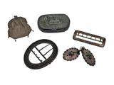 un grand nombre d'objets posés sur une surface blanche