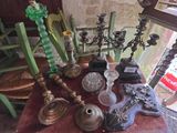 une table sur laquelle sont disposées plusieurs bougies et d'autres objets
