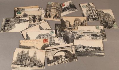 de nombreuses cartes postales anciennes disposées sur une table