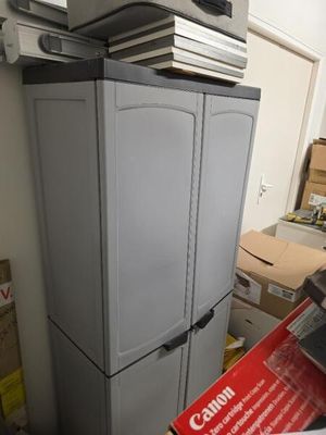 une pile de livres posée sur une armoire