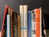 beaucoup de livres qui traînent sur une étagère