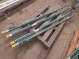 quatre skis posés sur une palette