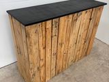 un gros plan d'une table en bois avec un plateau noir