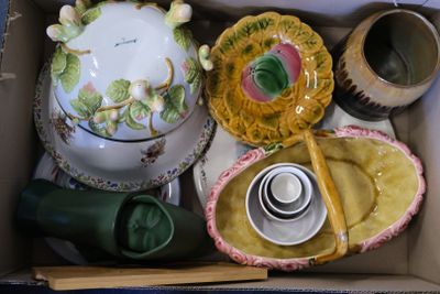 une boîte contenant divers objets décoratifs