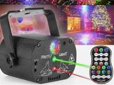 un gros plan d'une télécommande avec un sapin de Noël en arrière-plan