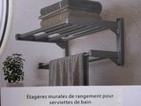 une photo d'une photo d'une salle de bains avec un porte-serviettes