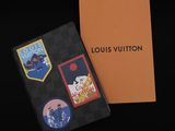 étui à passeport Louis Vuitton avec des autocollants
