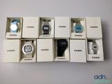 beaucoup de montres rangées dans une boîte