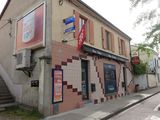 un immeuble sur le côté duquel est accrochée une enseigne