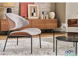 une photo d'un salon avec un fauteuil et une table basse