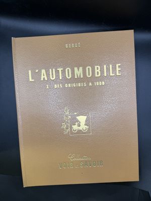 un gros plan d'un livre posé sur une table recouverte d'un tissu noir