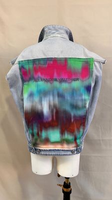un gros plan d'une veste sur un mannequin posé sur un support