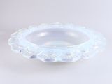 un saladier en verre transparent posé sur une surface blanche