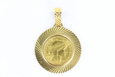 gros plan d'une pièce d'or sur fond blanc