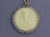 Gros plan sur un collier portant l'image d'une femme