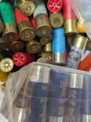 de nombreux types de cartouches de fusil de chasse dans un sac en plastique
