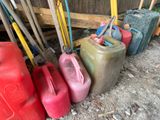 de nombreux bidons en plastique de différentes couleurs alignés les uns à côté des autres