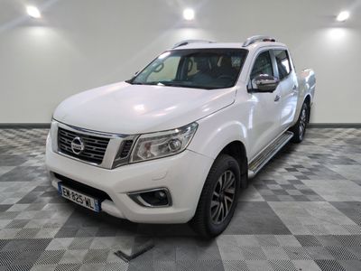 Le camion blanc est garé sur un sol à damier dans le garage.
