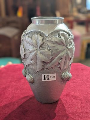 Vase en étain décor aux marrons signé P.