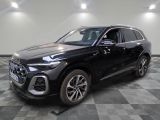 un SUV Hyundai Santa Limited noir de 2020 garé sur un sol à damier