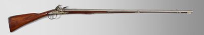un vieux fusil avec une poignée en bois sur fond blanc