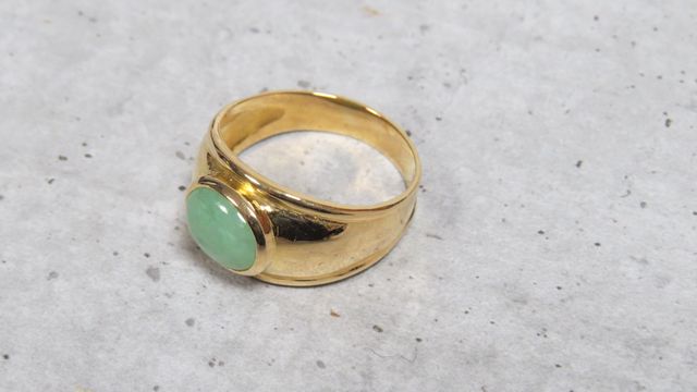 Bague en or jaune 750 millièmes ornée au centre d'une pierre orne...