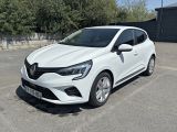 la voiture blanche est garée dans le parking à côté d'un bâtiment