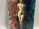 tableau représentant une femme debout devant le portrait d'une autre femme