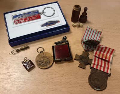 une boîte de médailles et un porte-clés posés sur une table