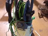 une photo d'une machine avec des tuyaux dans un garage