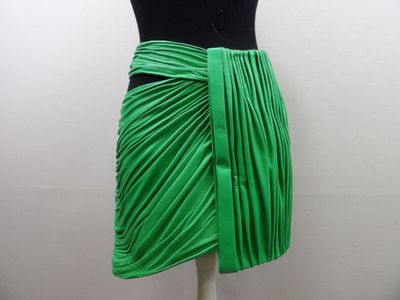une jupe verte sur un mannequin, un mannequin, un mannequin, un mannequin, un mannequin, un mannequin, un mannequin, un mannequin, un mannequin