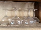 trois verres à vin posés sur une étagère