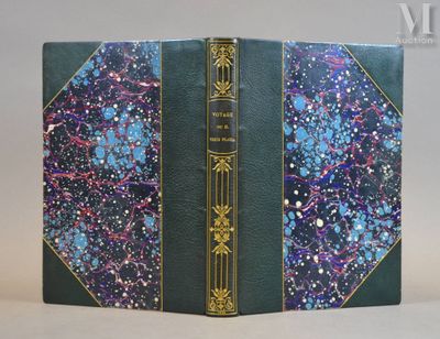 Le livre est vert, avec une bordure dorée et une couverture bleue.