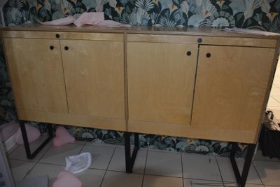 Sur désignation. Meuble 4 portes bois et métal, en l'état