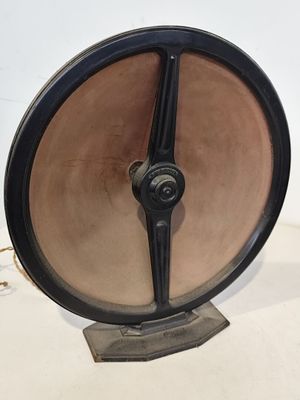 un rouet noir et marron sur un fond blanc
