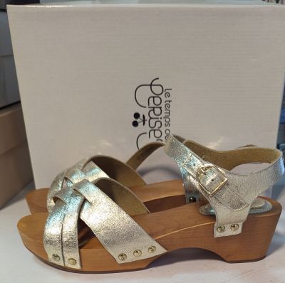 Tout neuf, avec sa boîte et une boîte de chaussures à l'intérieur