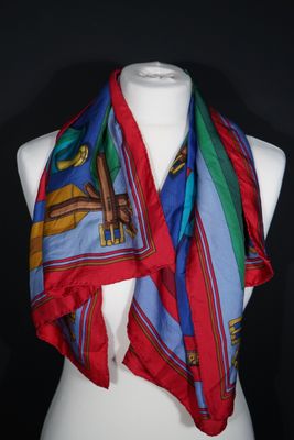 HERMÈS PARIS Carré 90 en twill de soie Sangles, signé J.