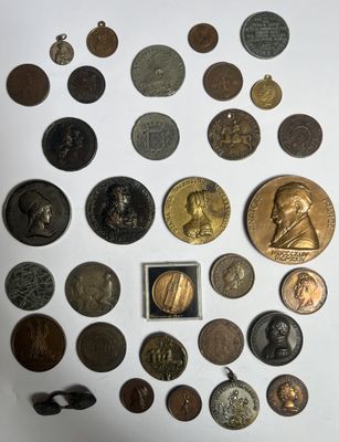 beaucoup de pièces qui sont sur la table