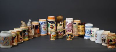 de nombreux types de chopes à bière alignées sur une table