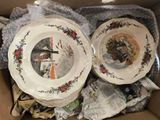 deux assiettes dans une boîte en carton recouverte de papier journal