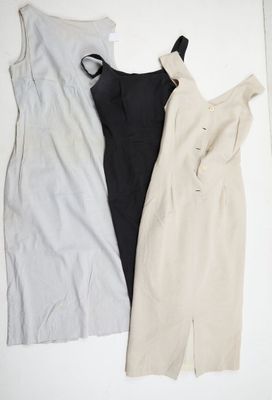 trois robes sont disposées sur une surface blanche