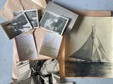 de nombreuses vieilles photos d'un voilier posées sur une table