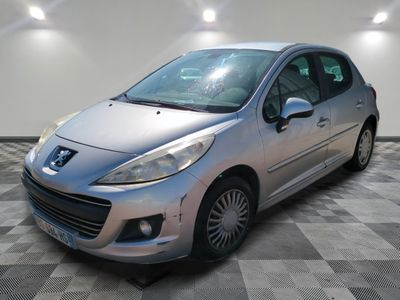 la petite voiture argentée est garée dans le garage sur un sol en damier