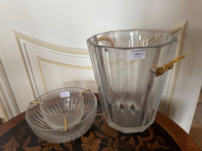 un vase en verre et un bol posés sur une table