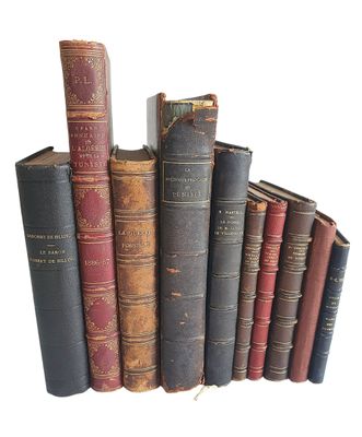 plusieurs vieux livres empilés sur une surface blanche