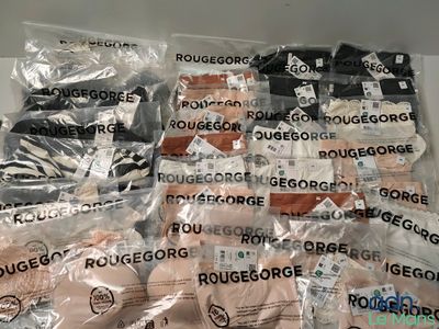 de nombreux sacs de vêtements emballés dans du plastique