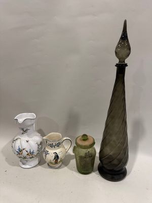 trois vases et un petit vase posés sur une table