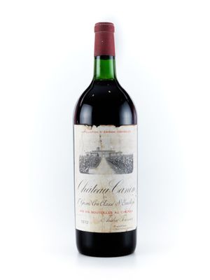 une bouteille de vin posée sur une table